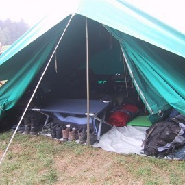 JoGiv tent Kijk eens hoe ordelijk (nu nog) - Scouts en Gidsen Zaventem 